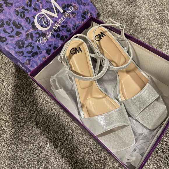 Chelsea Moreland Silver Strappy Sandals - Picture 1 of 4